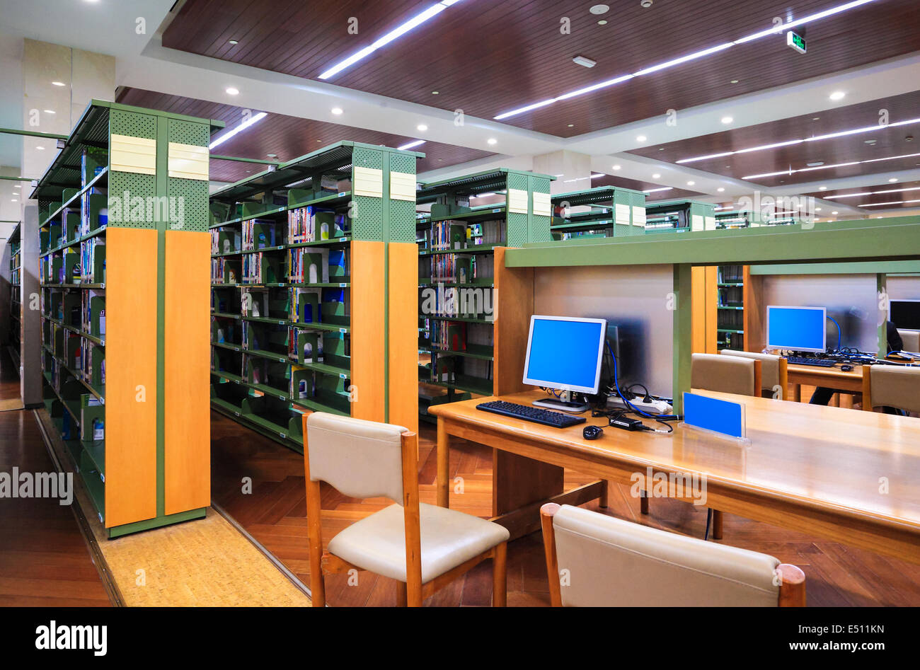 L'intérieur de la bibliothèque moderne Banque D'Images