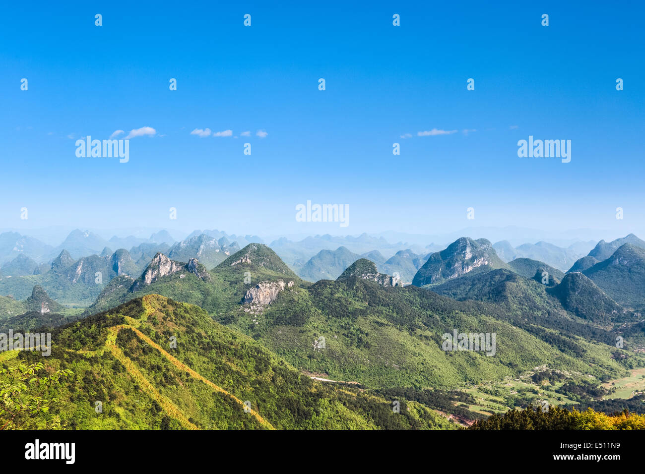 Beaux paysages de collines karstiques Banque D'Images