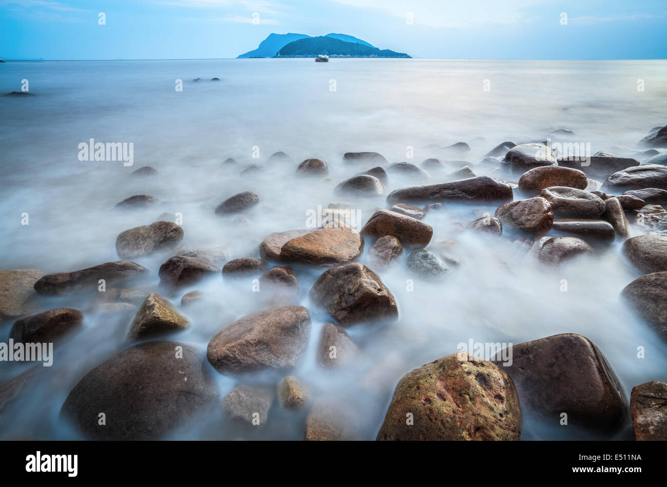 Low angle de caillou dans surf Banque D'Images