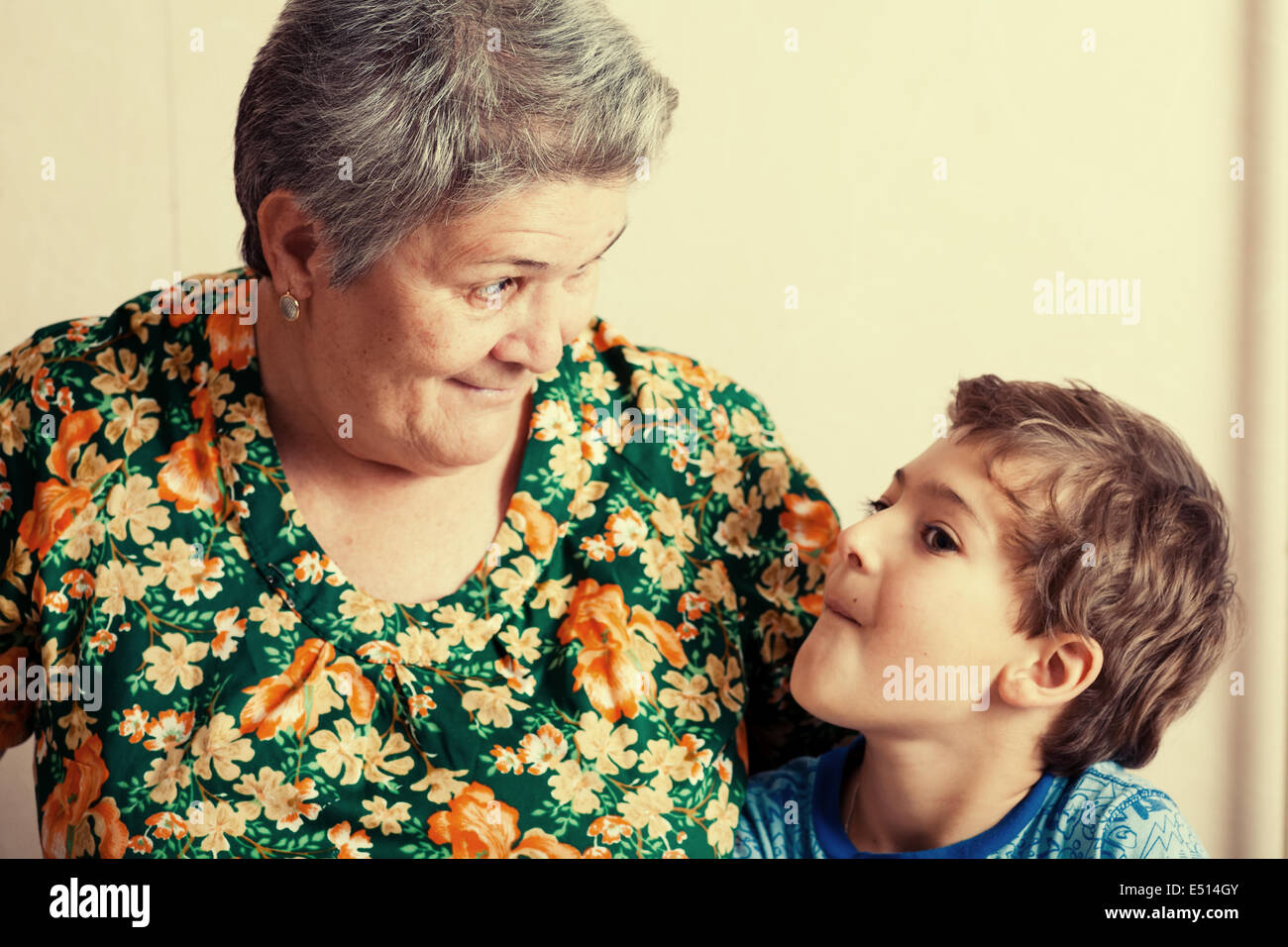 Grand-mère et son petit-fils à l'intérieur Banque D'Images