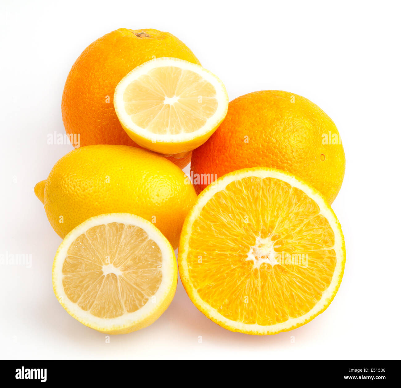 L'orange vif avec un demi-citron Banque D'Images