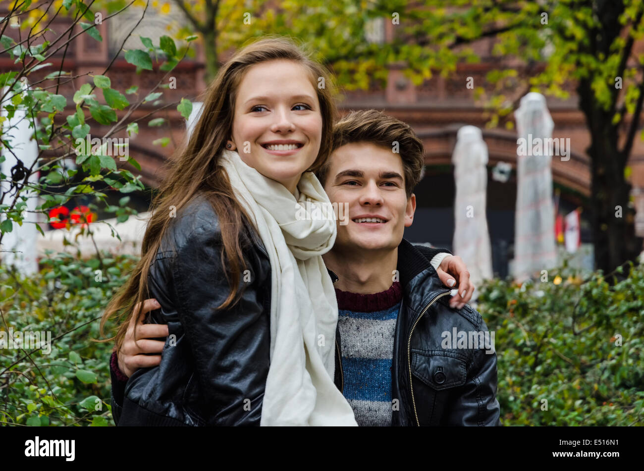 Couple aimant à la voiture en stationnement Banque D'Images