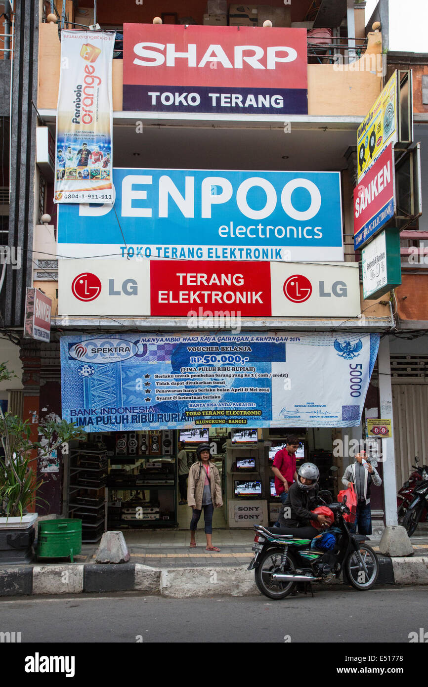Bali, Indonésie. Store Front, scène de rue, Klungkung, Semarapura. Banque D'Images