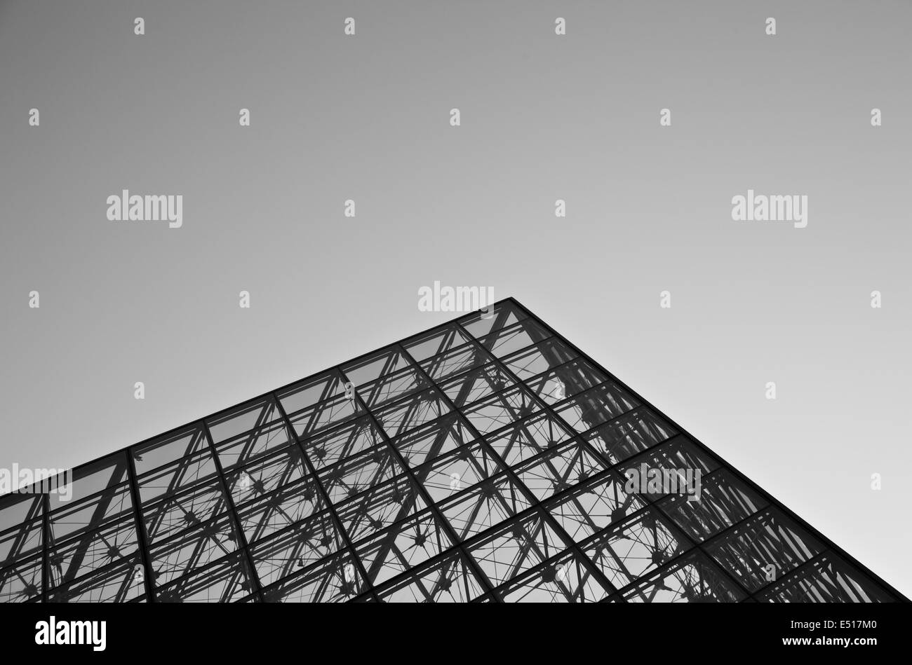 Pyramide du Louvre Banque D'Images