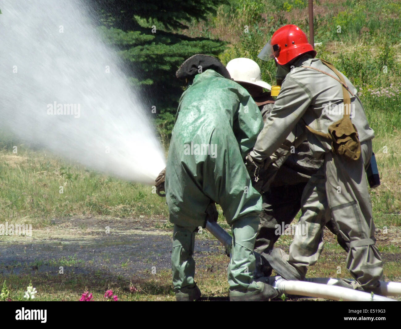 Pompiers en tenue de protection chimique Banque D'Images
