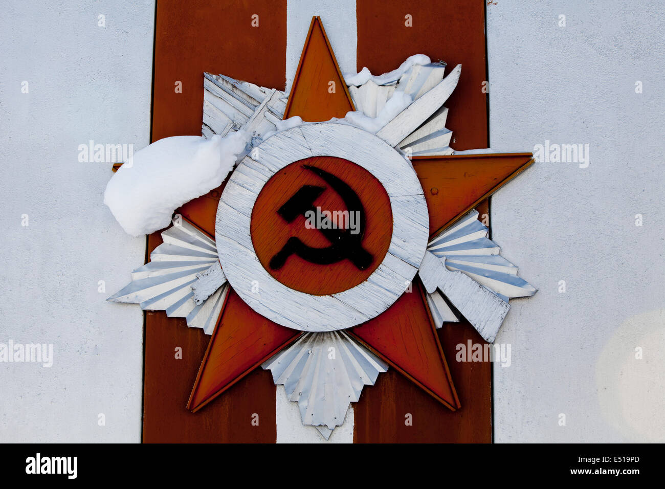 Monument de guerre russe faucille marteau rouge neige Banque D'Images