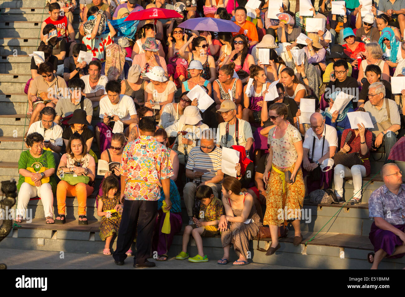 Bali, Indonésie. Les touristes en attendant de voir le Kecak danse, à l'Arena à côté de Temple d'Uluwatu. Banque D'Images Bali, Indonésie. Les touristes en attendant de voir le Kecak danse, à l'Arena à côté de Temple d'Uluwatu. Banque D'Images