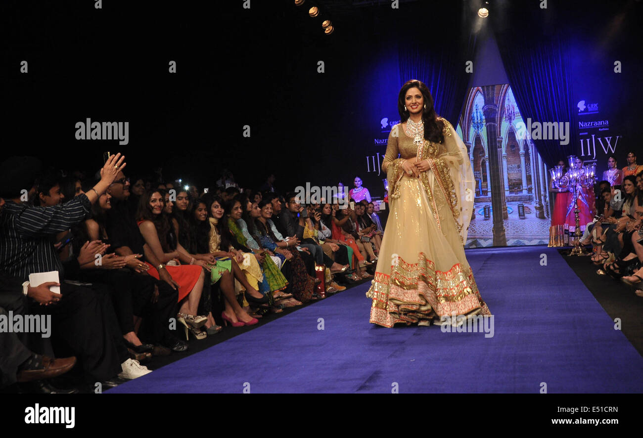 Mumbai, Inde. 16 juillet, 2014. Jt Antenne 2 20h l'actrice indienne affiche la collection de bijoux designer Vijay Golecha à l'India International Jewellery Week 2014 à Mumbai, Inde, le 16 juillet 2014. © Stringer/Xinhua/Alamy Live News Banque D'Images