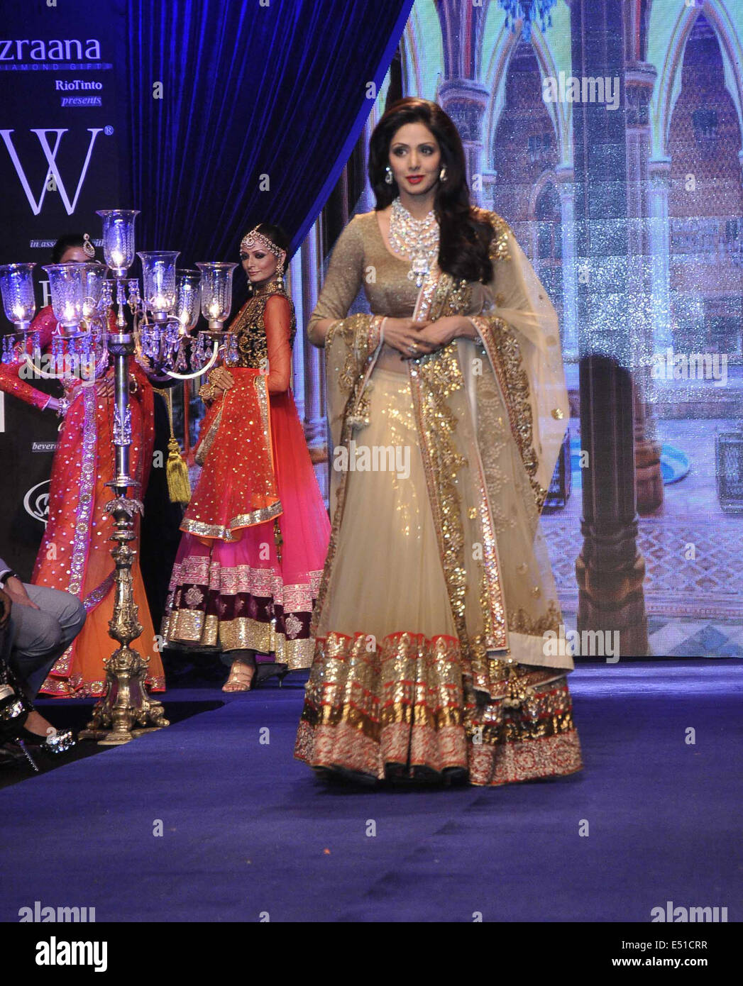 Mumbai, Inde. 16 juillet, 2014. Jt Antenne 2 20h l'actrice indienne affiche la collection de bijoux designer Vijay Golecha à l'India International Jewellery Week 2014 à Mumbai, Inde, le 16 juillet 2014. © Stringer/Xinhua/Alamy Live News Banque D'Images