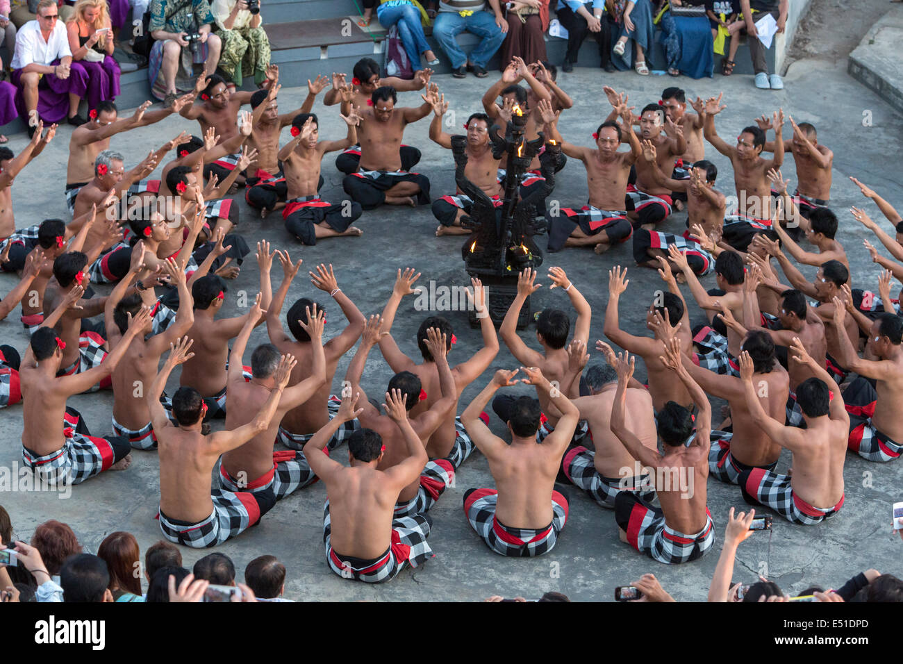Bali, Indonésie. Kecak Danse, Arena adjacent au Temple d'Uluwatu. Banque D'Images Bali, Indonésie. Kecak Danse, Arena adjacent au Temple d'Uluwatu. Banque D'Images