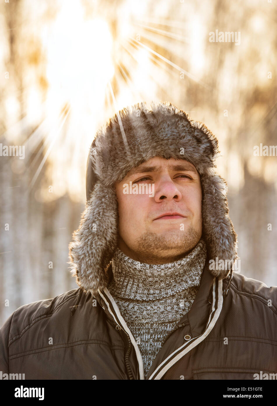 Homme dans un chapeau d'hiver fourrure Photo Stock - Alamy
