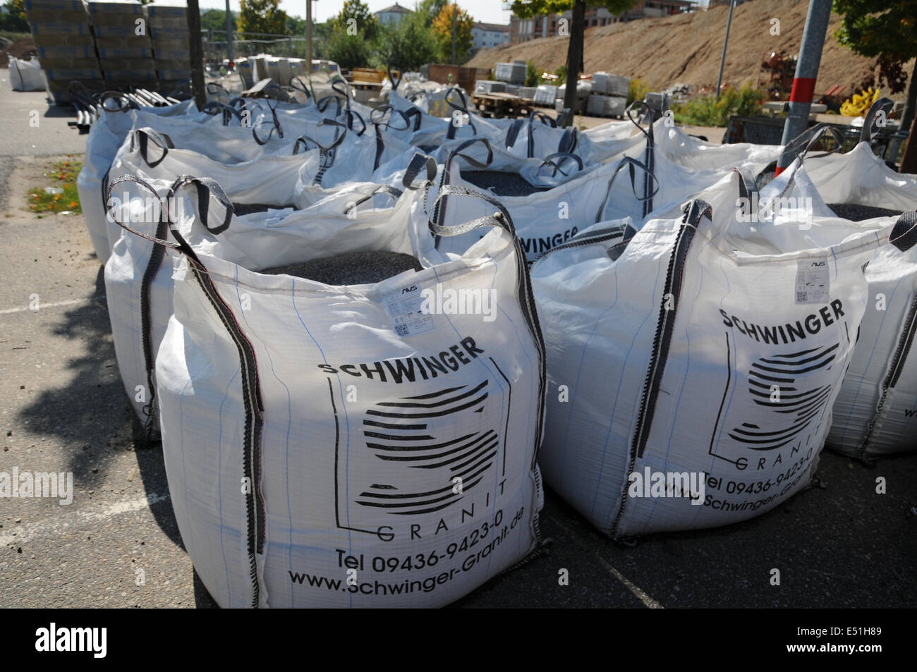 Les pierres de granit dans sacs industriels Banque D'Images