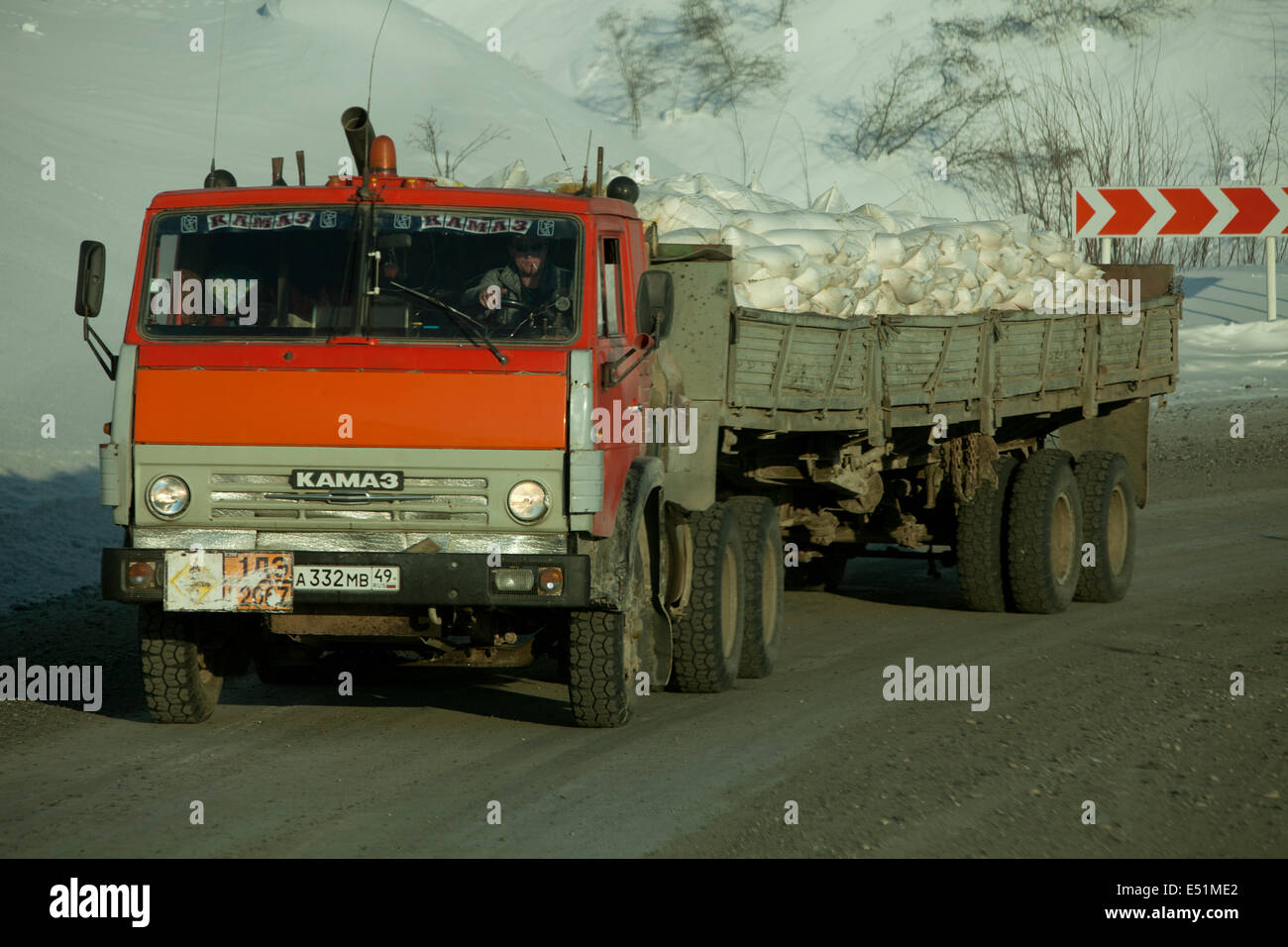 Route de montagne neige camion angle signe de danger Banque D'Images