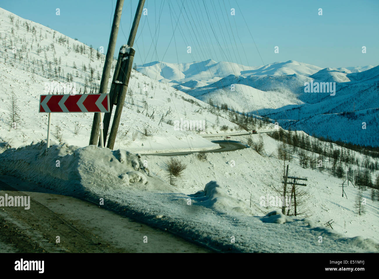 Route de montagne sinueuse danger snow Banque D'Images