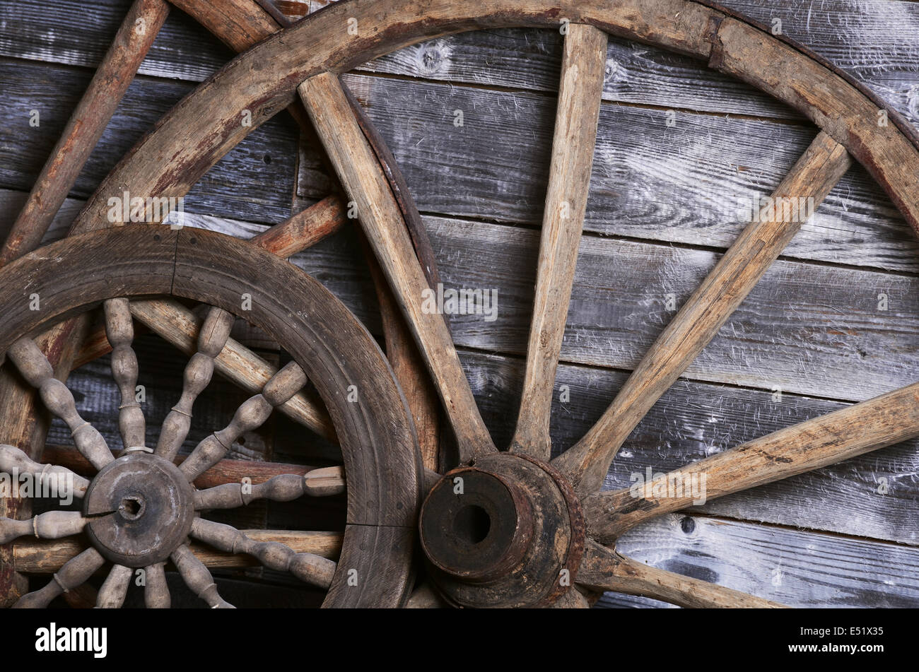 Les roues d'un vieux panier Banque D'Images