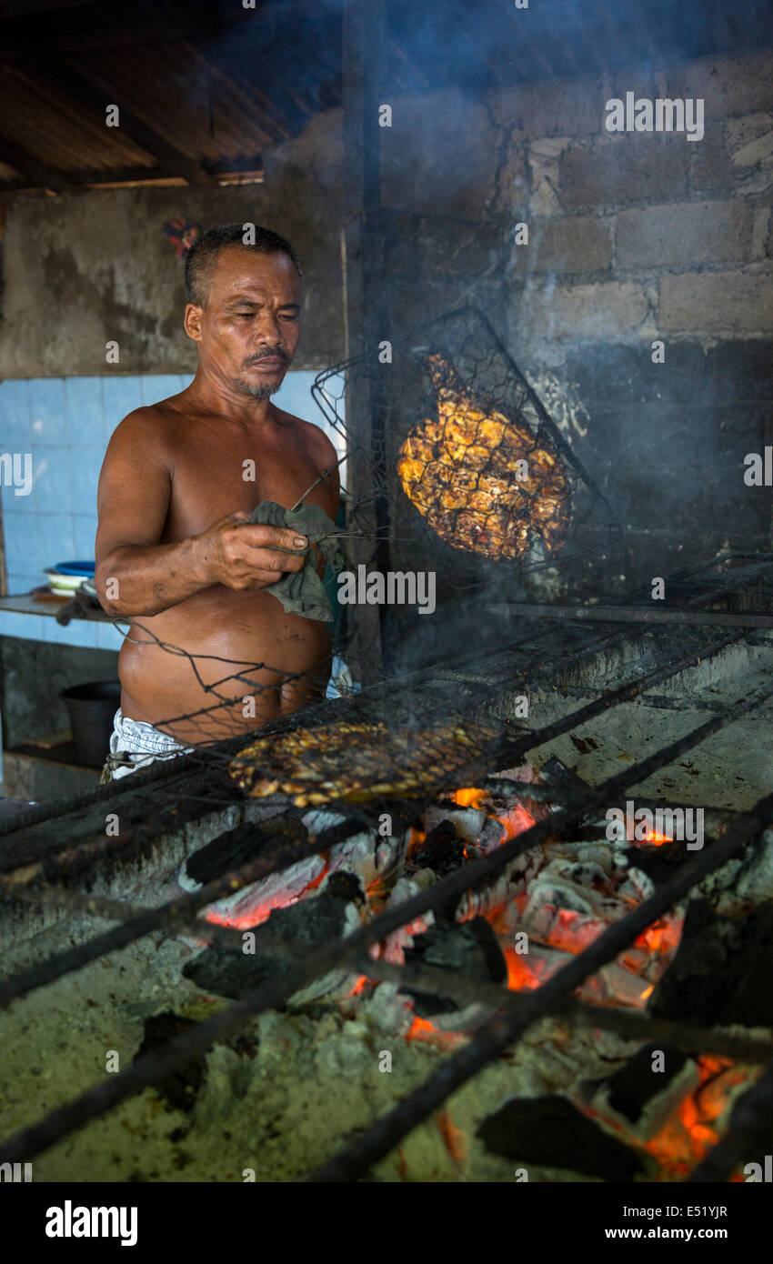 Bali, Indonésie. Faire cuire le poisson cuisson sur feu de charbon, marché aux poissons de Jimbaran. Banque D'Images