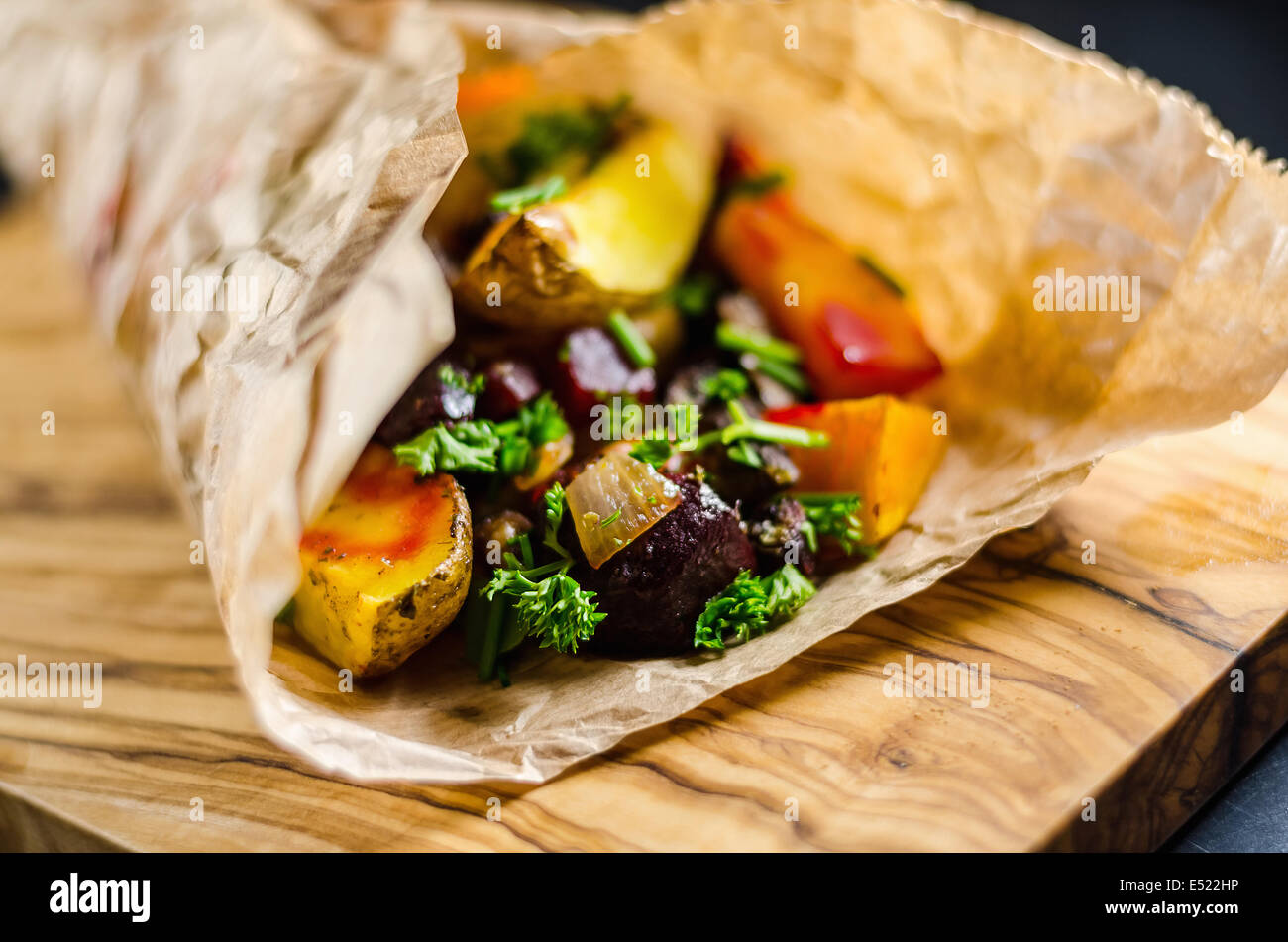 Les légumes cuits sur la table en bois Banque D'Images