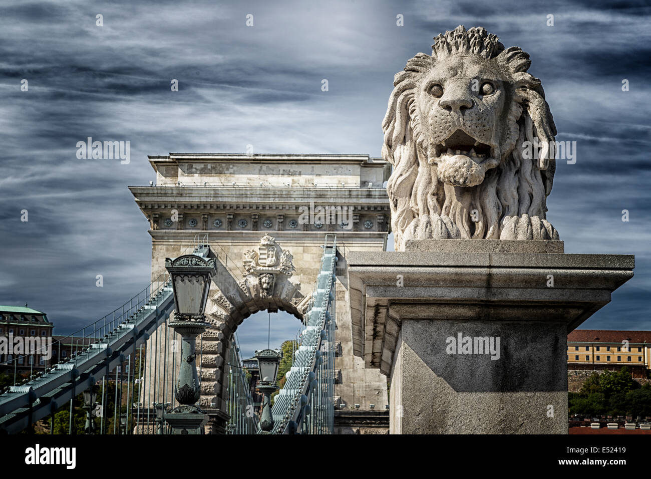 Vue du Lion et le Pont des Chaînes sur le Danube à Budapest en Hongrie. Banque D'Images