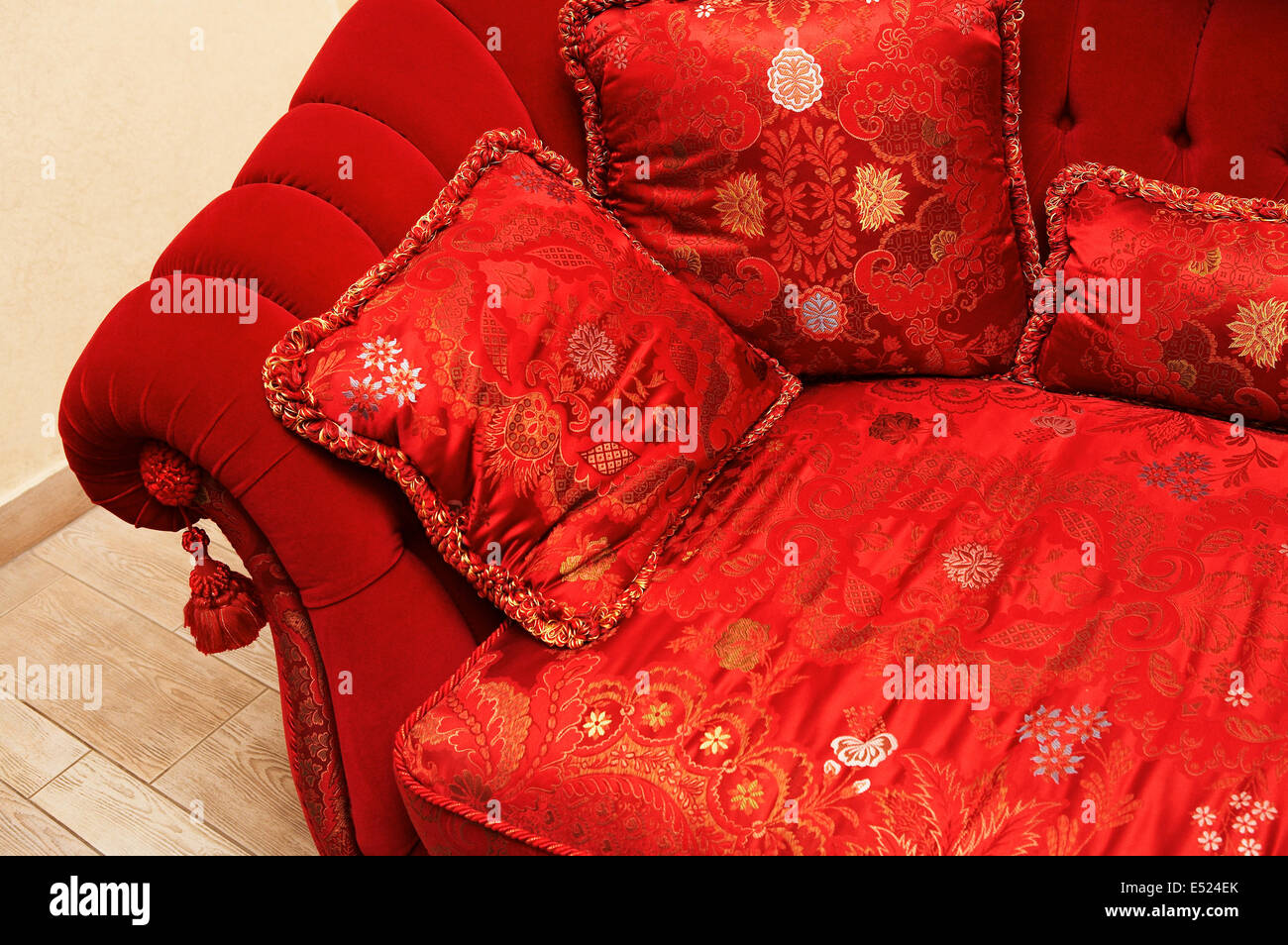 Coffret Divan En Velours Rouge Et Noir - Coffret De Rangement Ou Table Basse Design
