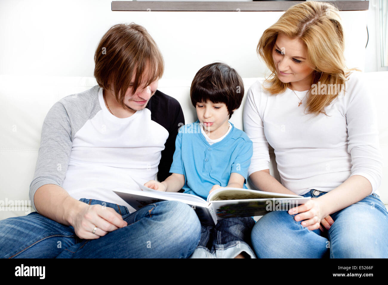 Portrait de friendly family reading book Banque D'Images