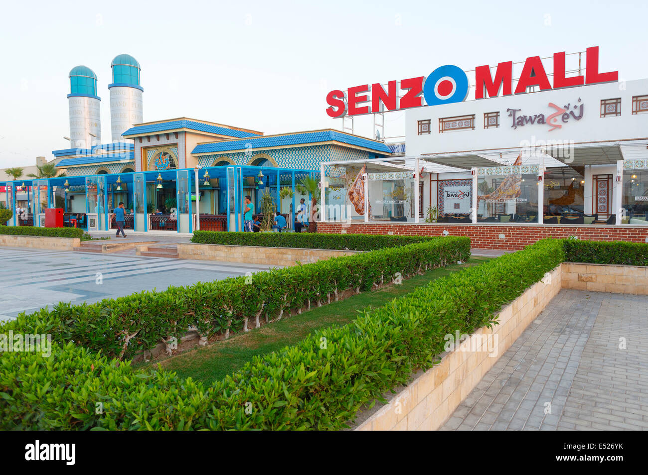 Senzo Mall est un immense centre commercial. Ce centre commercial a été ouvert en 2009 au coeur d'Hurghada, à une courte distance de l'aéroport, Hurghada, Egypte, 2 juillet 2014. (Photo/CTK Michal Okla) Banque D'Images