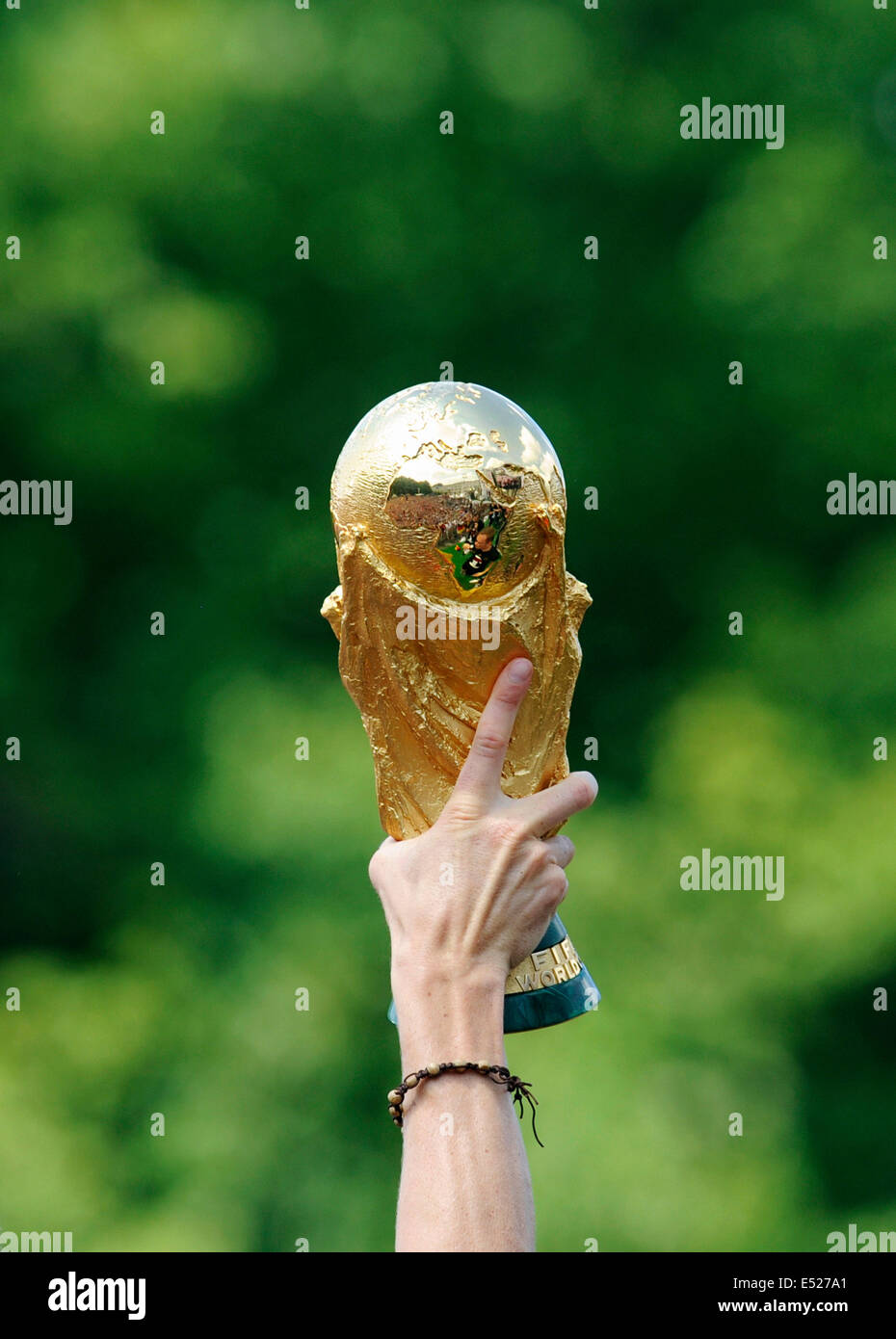 Fête de bienvenue de la German Nationalteam, le nouveau Champion du Monde de football, à la porte de Brandebourg à Berlin, le trophée. Banque D'Images