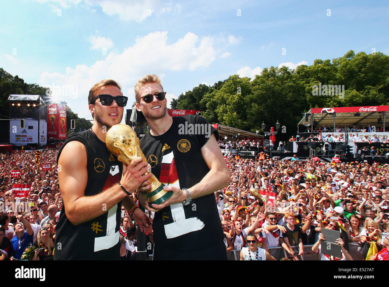 Fête de bienvenue de la German Nationalteam, le nouveau Champion du Monde de football, à la porte de Brandebourg à Berlin, Mario Götze, Goetze et Andre Schürrle, Schuerrle. Banque D'Images