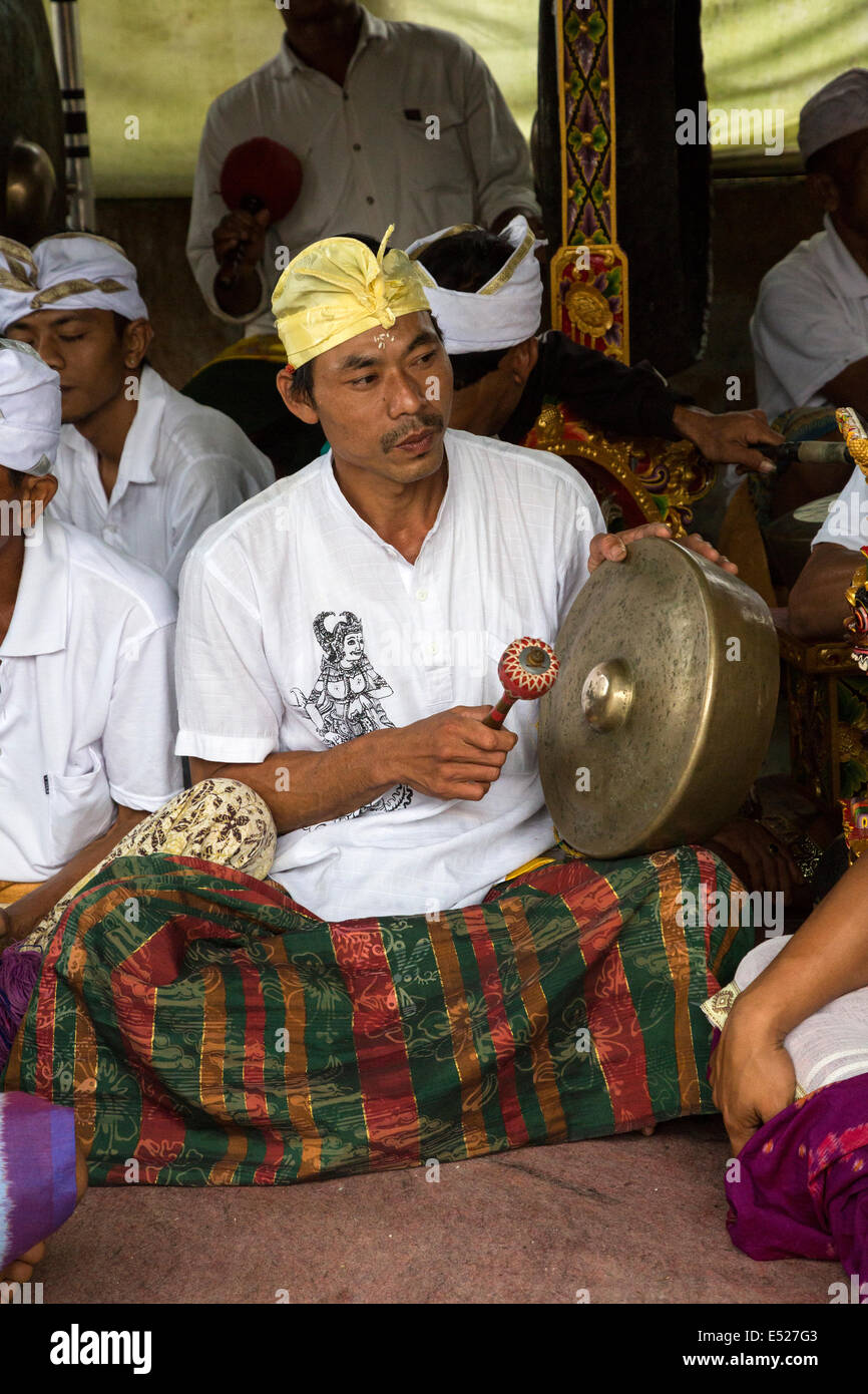 , Jatiluwih Bali, Indonésie. Un gong joueur dans un orchestre de Gamelan, Luhur Bhujangga Waisnawa Temple Hindou. Banque D'Images