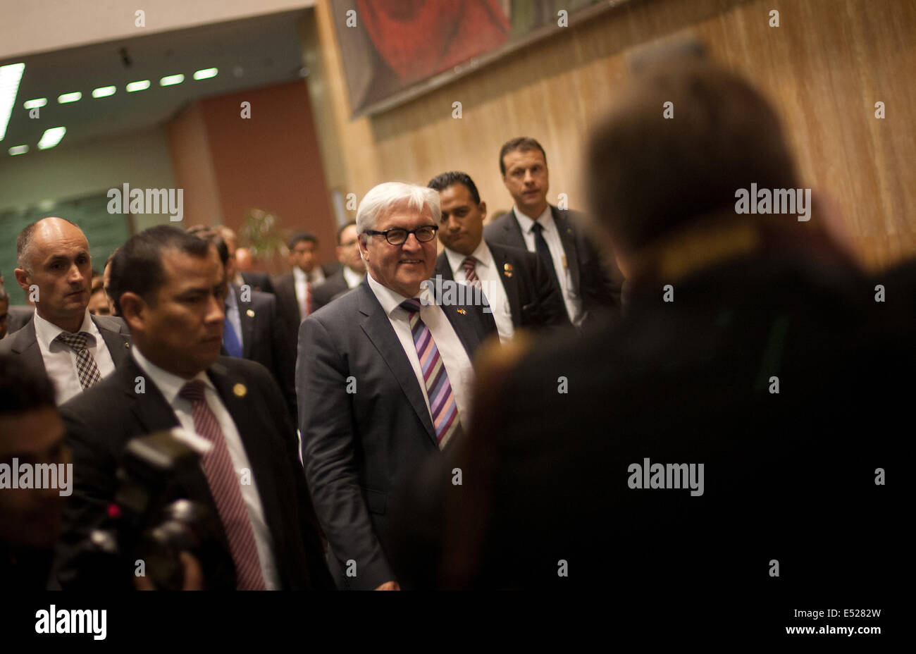 (140718) -- MEXICO, le 18 juillet 2014 (Xinhua) -- le ministre allemand des Affaires étrangères Frank-Walter (C) arrive à l'immeuble de la secrétaire des Affaires étrangères, dans la ville de Mexico, capitale du Mexique, le 17 juillet 2014. (Xinhua/Pedro (Mera) lyi) Banque D'Images