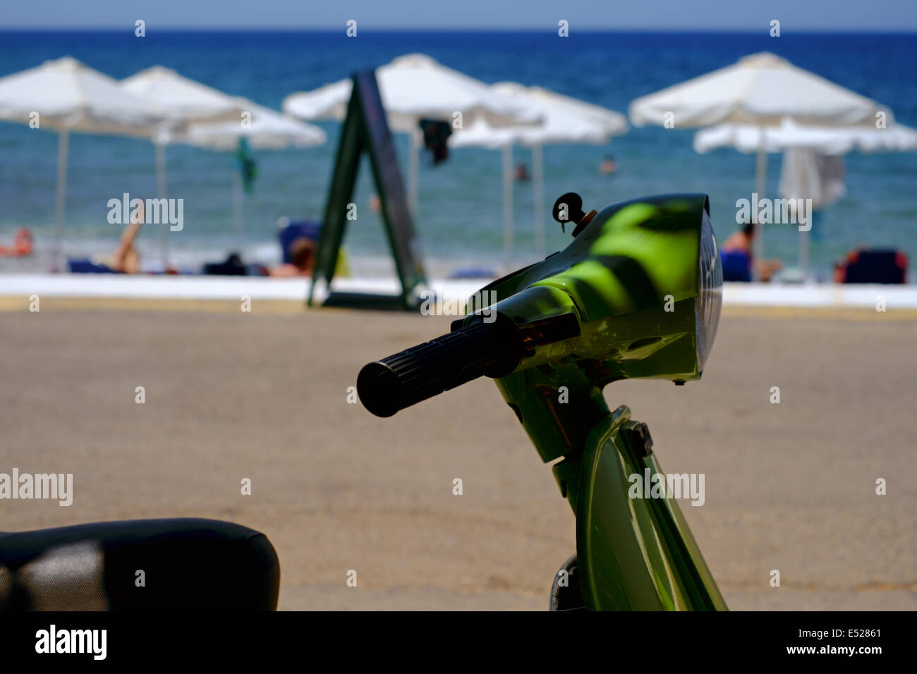 La péninsule de Mani, Messénie, Péloponnèse, Grèce, 14 juillet 2014. Vespa Piaggio scooter stationné à la plage Banque D'Images