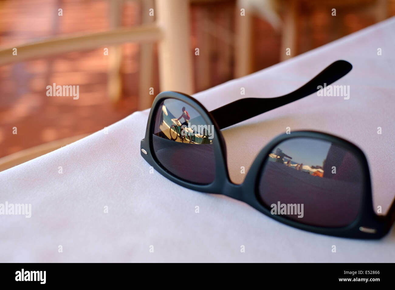 La péninsule de Mani, Messénie, Péloponnèse, Grèce, 14 juillet 2014. Reflet d'un cycliste à lunettes Banque D'Images