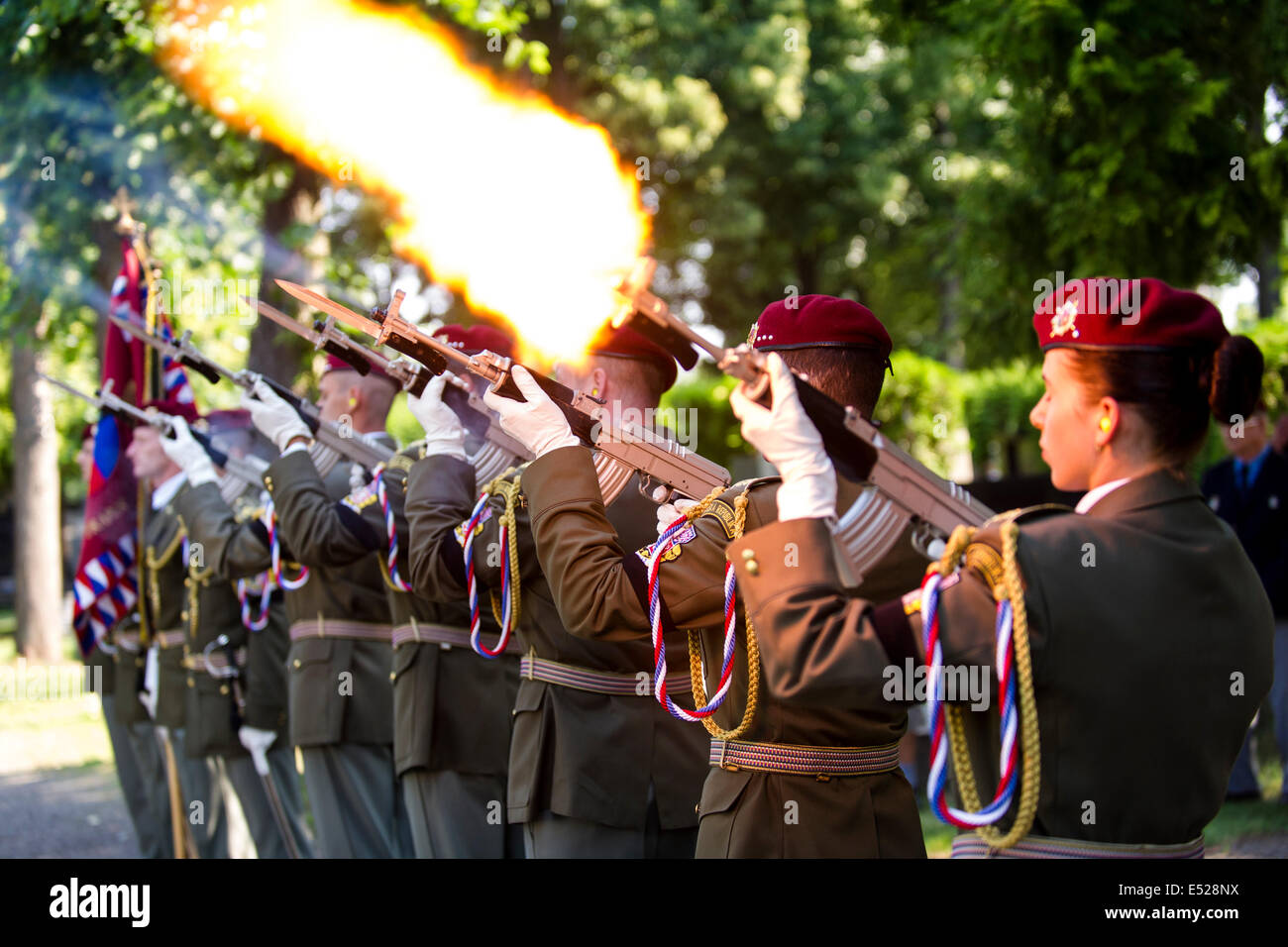 Hradec Kralove, République tchèque. 18 juillet, 2014. Feu de salve d'honneur des soldats pour rendre hommage à l'Senkyr tchèque Jan caporal tué en Afghanistan lors de ses funérailles à Hradec Kralove, le vendredi 18 juillet 2014. Senkyr est l'un des soldats tchèques qui ont été parmi les 16 personnes tuées le 8 juillet après un attentat suicide qui a frappé les Afghans et les forces étrangères dans l'est de la province de Parwan. Photo : CTK/Tanecek/Alamy Live News Banque D'Images