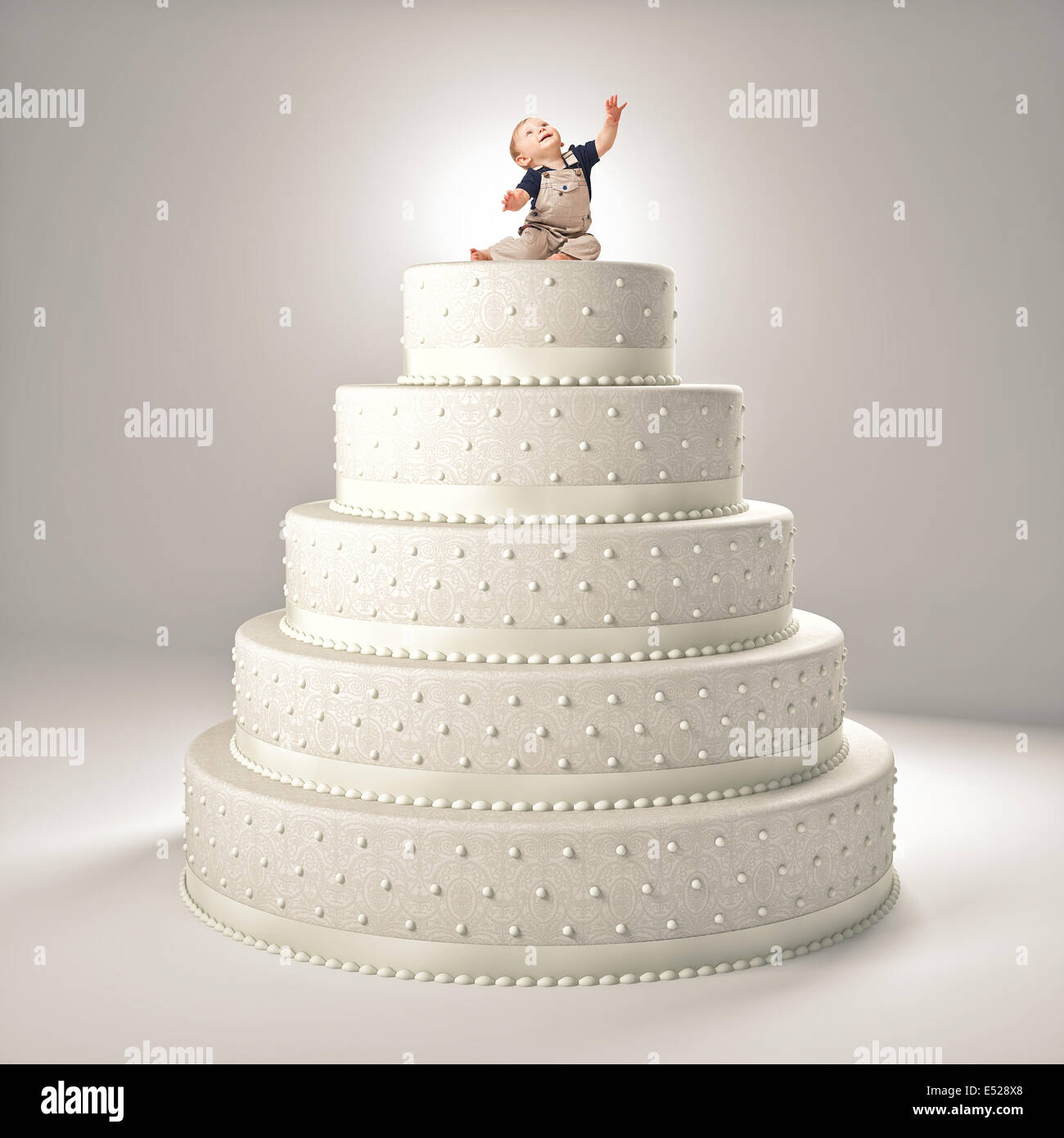 Petit enfant mignon sur le dessus du gâteau Banque D'Images