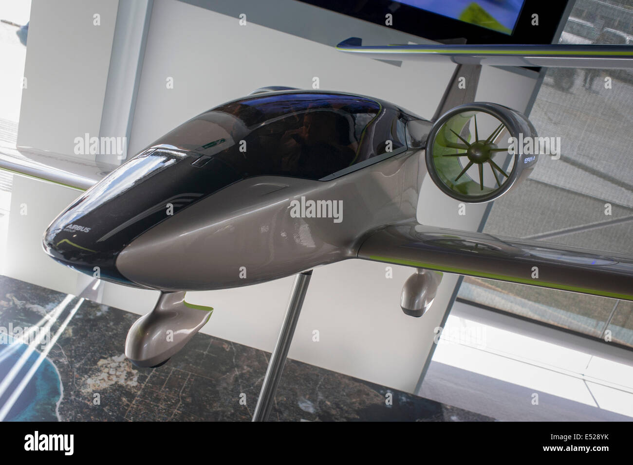 Stand d'exposition d'Airbus montrant un E-Fan 4.0 au salon de Farnborough, Angleterre. L'Airbus E-Fan est un prototype d'avion électrique en cours d'élaboration par Airbus Group. L'appareil utilise des batteries au lithium pour alimenter les deux moteurs électriques et peut transporter deux passagers. L'E-Fan est un tout-électrique bimoteur monoplan à aile basse de structure composite. Il dispose d'un empennage en T et d'un tandem d'atterrissage escamotable avec roues à balancier. Les deux moteurs sont montés de chaque côté de l'arrière du fuselage. Banque D'Images