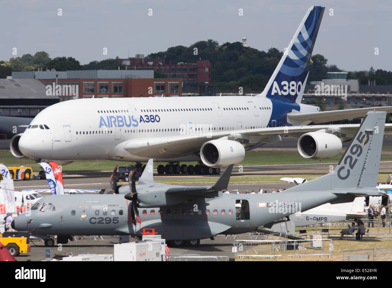 Airbus A380 avion de ligne civil et militaire C-295 d'EADS transporteur, au salon de Farnborough, Angleterre. Banque D'Images