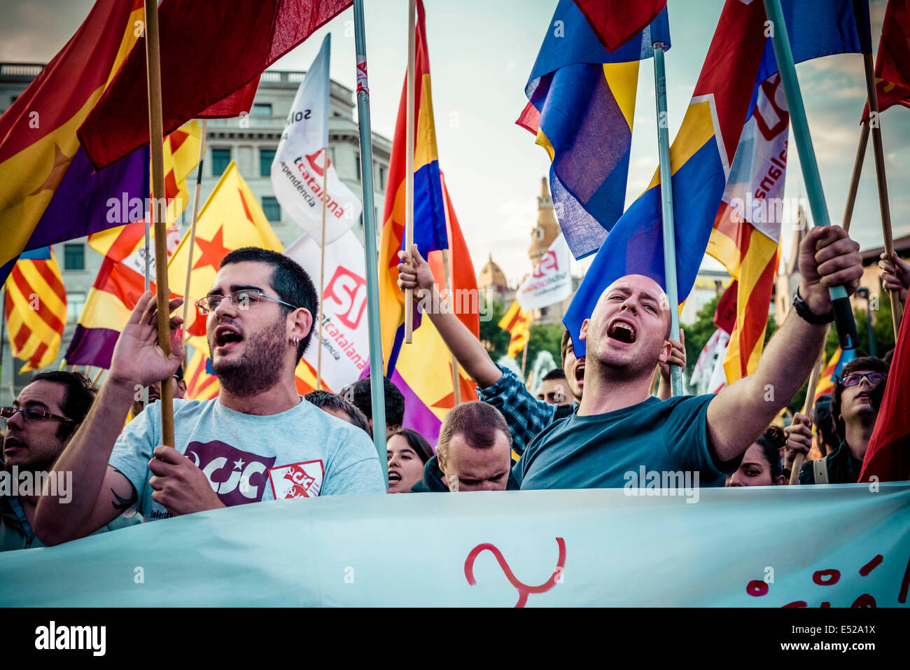 Jun 2, 2014 - Barcelone, Espagne - manifestants communistes pour une république socialiste protester contre la monarchie espagnole à Barcelone - Des milliers de personnes se sont rassemblées pour protester contre la Catalogne Barcelone carré pour un référendum sur l'indépendance de la Catalogne et la forme future du gouvernement espagnol que le roi d'Espagne Juan Carlos est d'abdiquer après un règne de 38 ans en faveur des fils Felipe. (Crédit Image : © Matthias Rickenbach/ZUMA/ZUMAPRESS.com) fil Banque D'Images