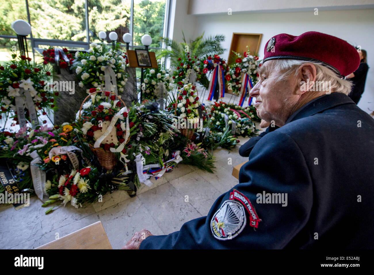 Hradec Kralove, République tchèque. 18 juillet, 2014. Un ancien combattant assiste à l'enterrement du soldat tchèque mort en Afghanistan Mar Senkyr à Hradec Kralove, Vendredi, juillet, 18, 2014. Senkyr est l'un des cinq soldats tchèques qui ont été parmi les 16 personnes tuées le 8 juillet après un attentat suicide qui a frappé les forces étrangères et afghanes dans la province orientale de Parwan Photo : CTK/Tanecek/Alamy Live News Banque D'Images