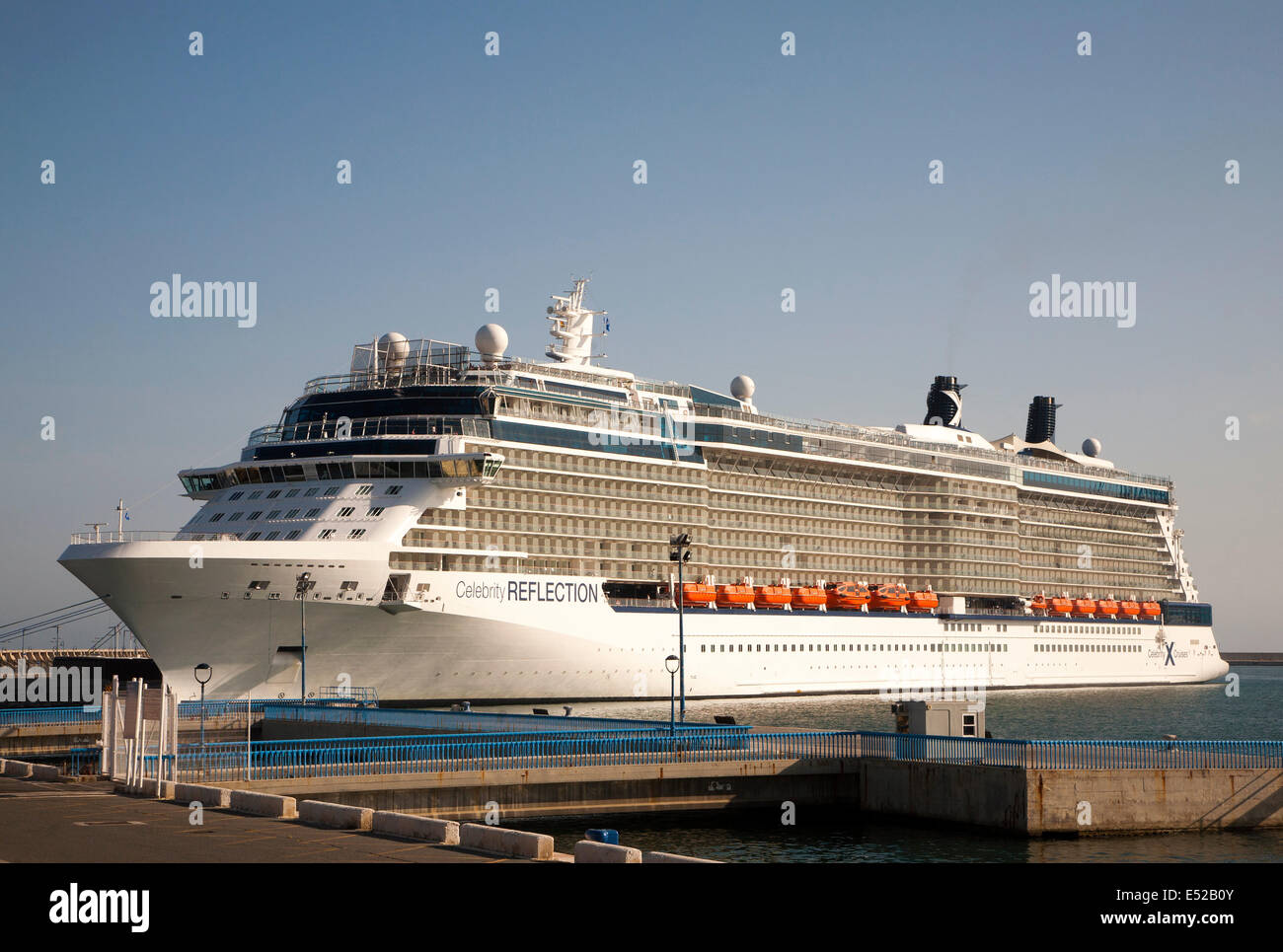 Réflexion célébrité bateau de croisière au port de Malaga, Espagne Banque D'Images