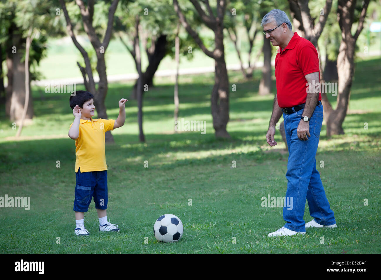 Petit-fils et son grand-père dans un parc Banque D'Images