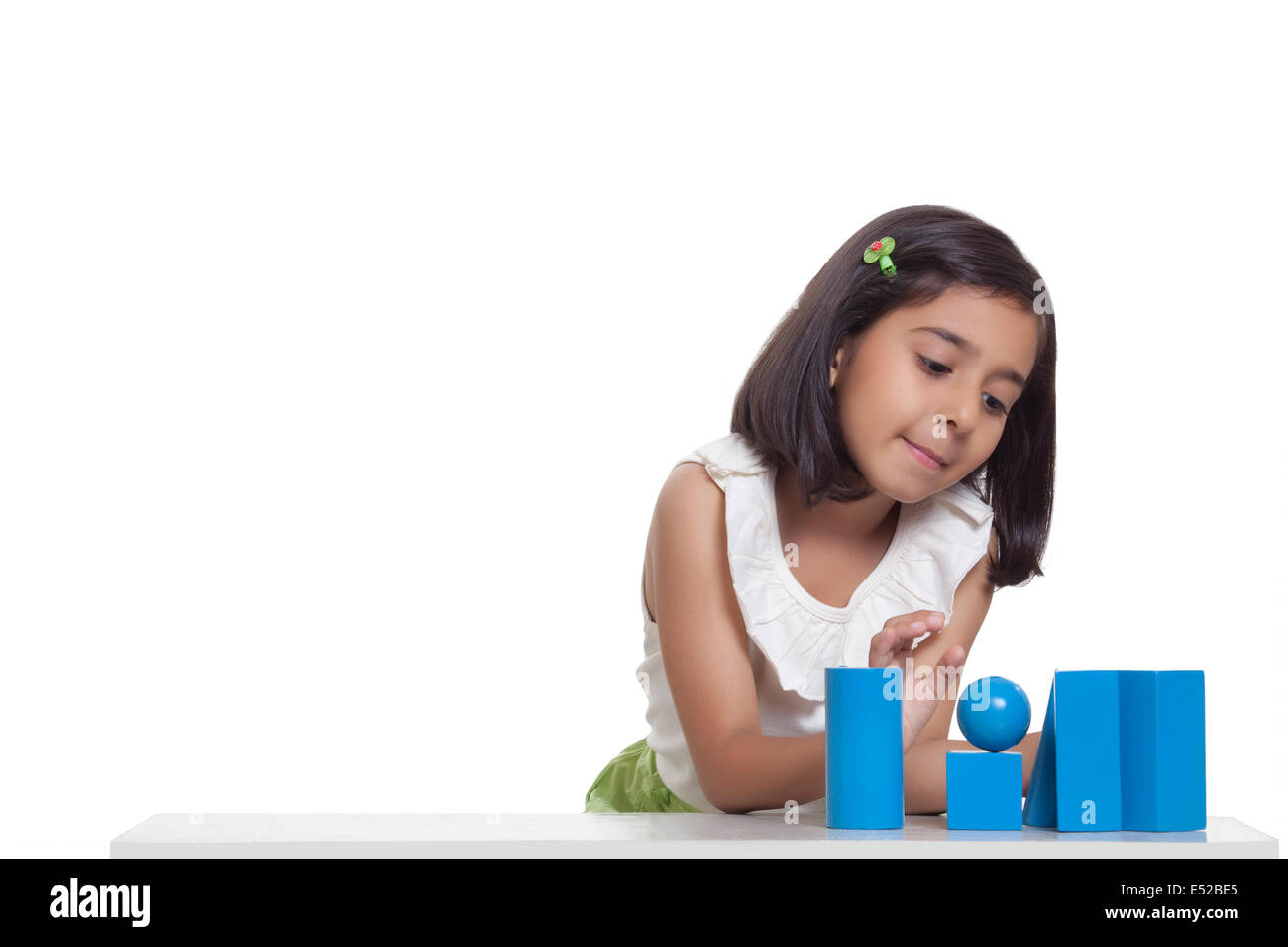 Fille jouant avec les jouets en bois Banque D'Images