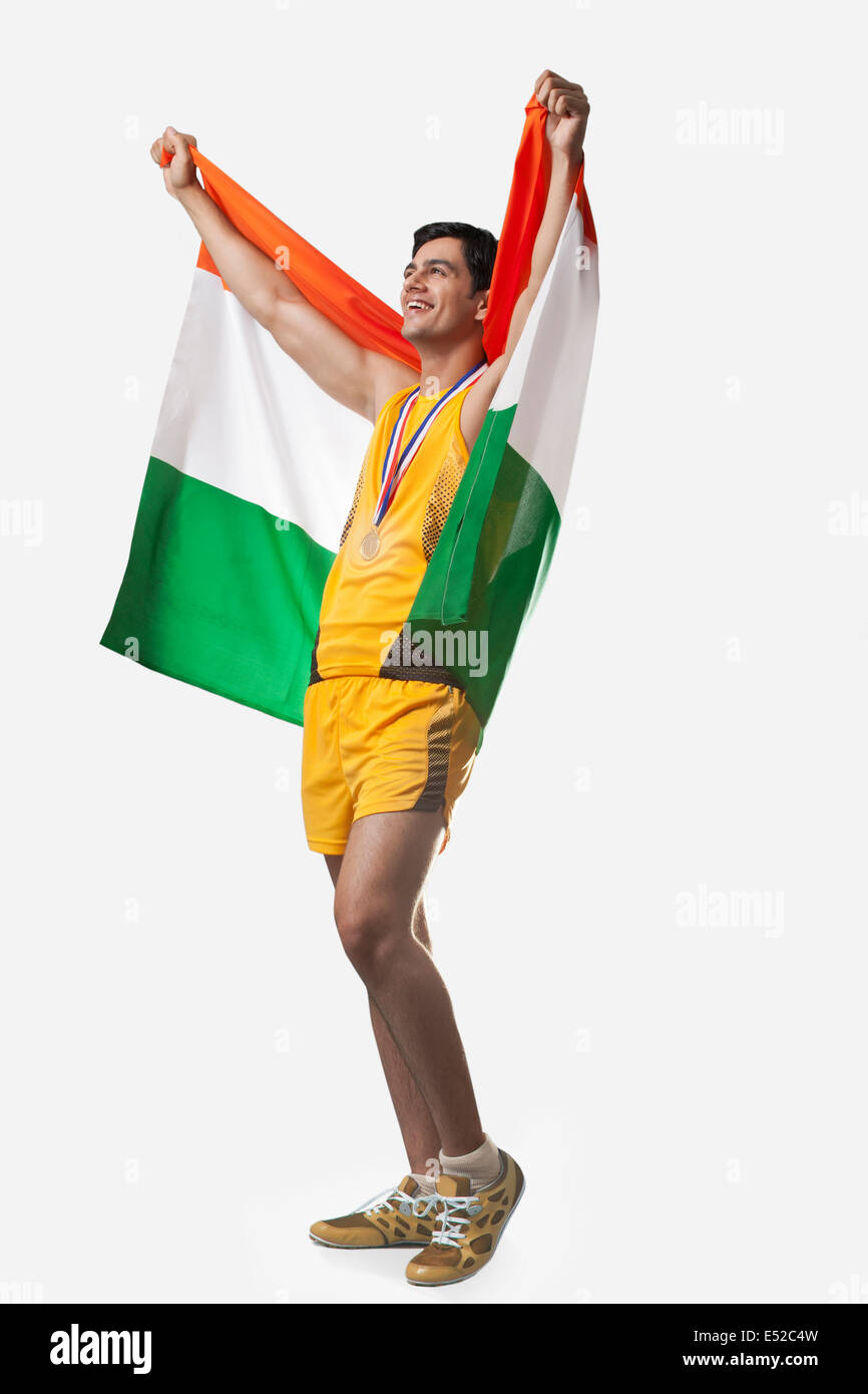 Heureux de célébrer la victoire avec le médaillé d'hommes drapeau indien contre fond blanc Banque D'Images