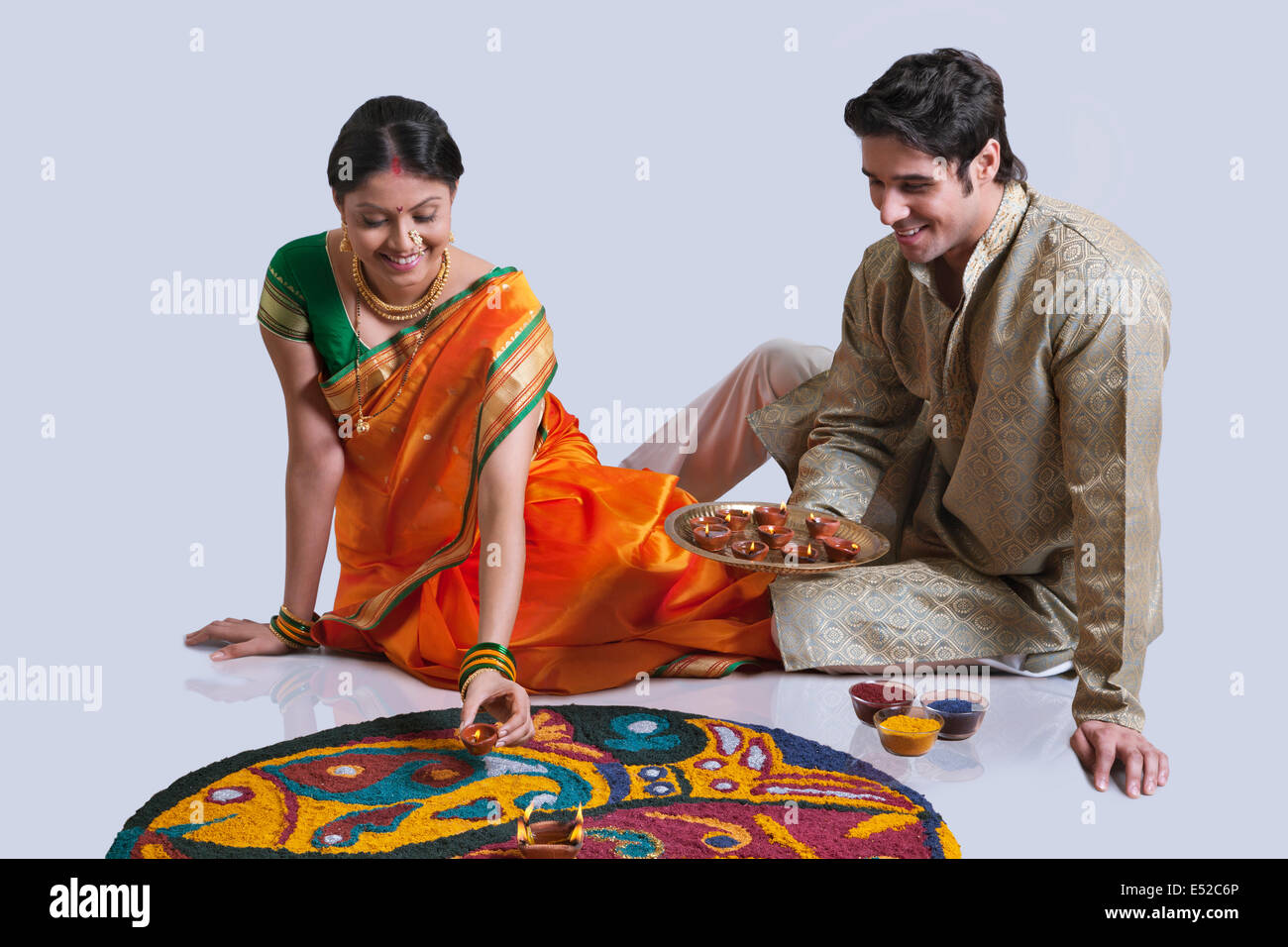 Couple Maharashtrian diyas mise sur rangoli Banque D'Images