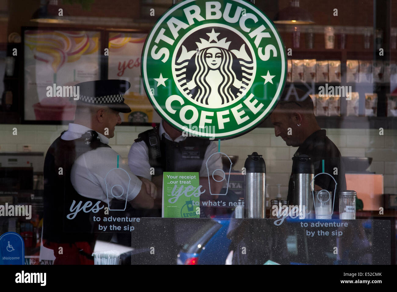 Wimbledon, Londres, Royaume-Uni. 18 juillet, 2014. Les officiers de police sur les lieux après les accidents de voiture dans l'avant du café Starbucks à Wimbledon causant des dommages à l'extérieur mais aucun blessé n'Crédit : amer ghazzal/Alamy Live News Banque D'Images