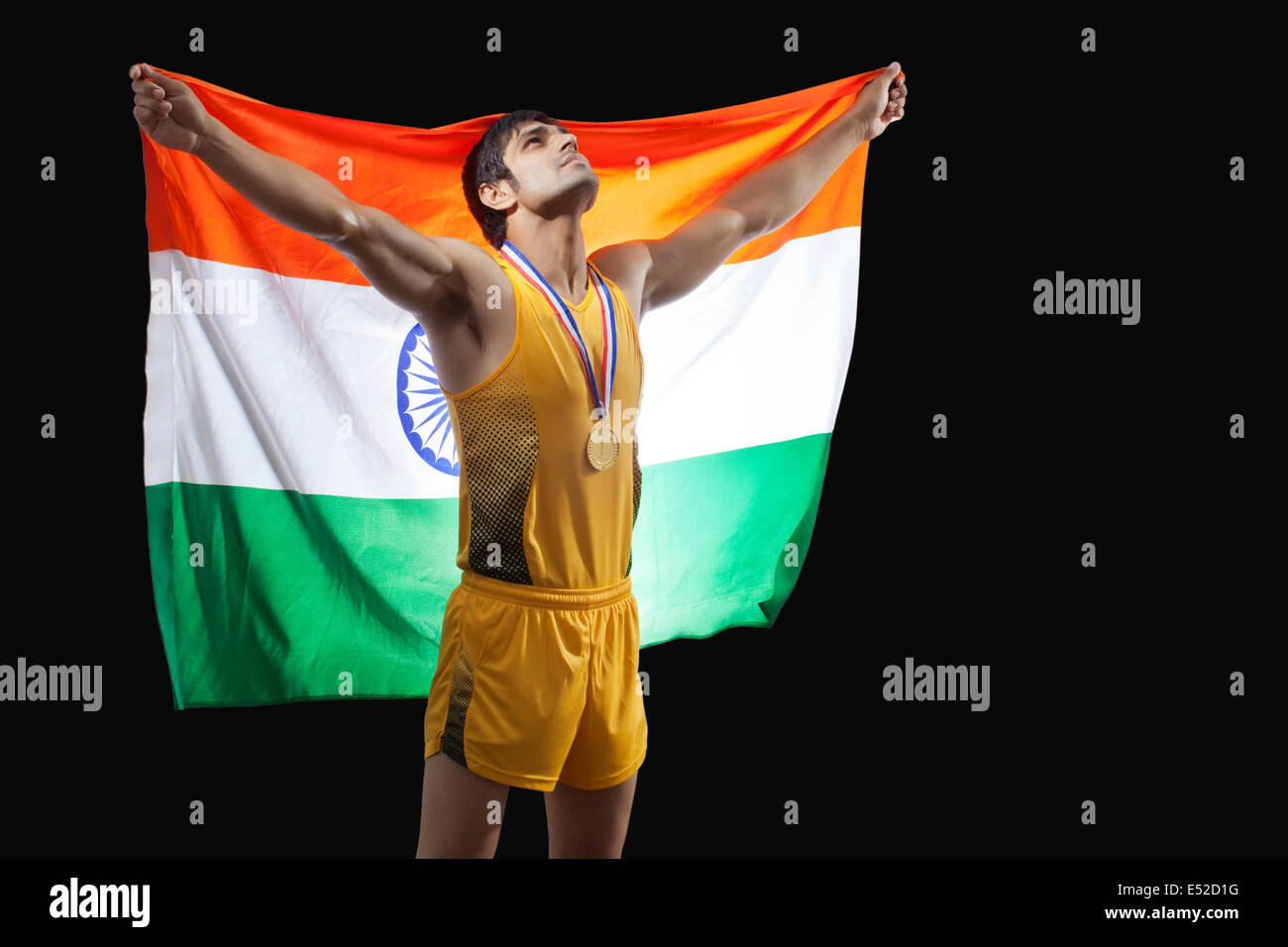 Jeune homme avec drapeau indien médaillé à jusqu'au fond noir Banque D'Images