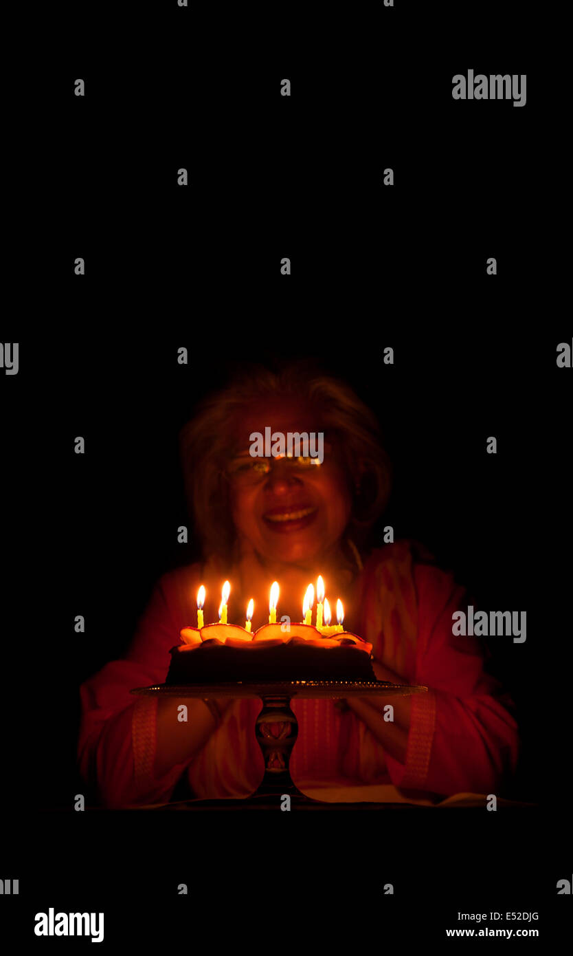 Femme posant avec son gâteau d'anniversaire Banque D'Images