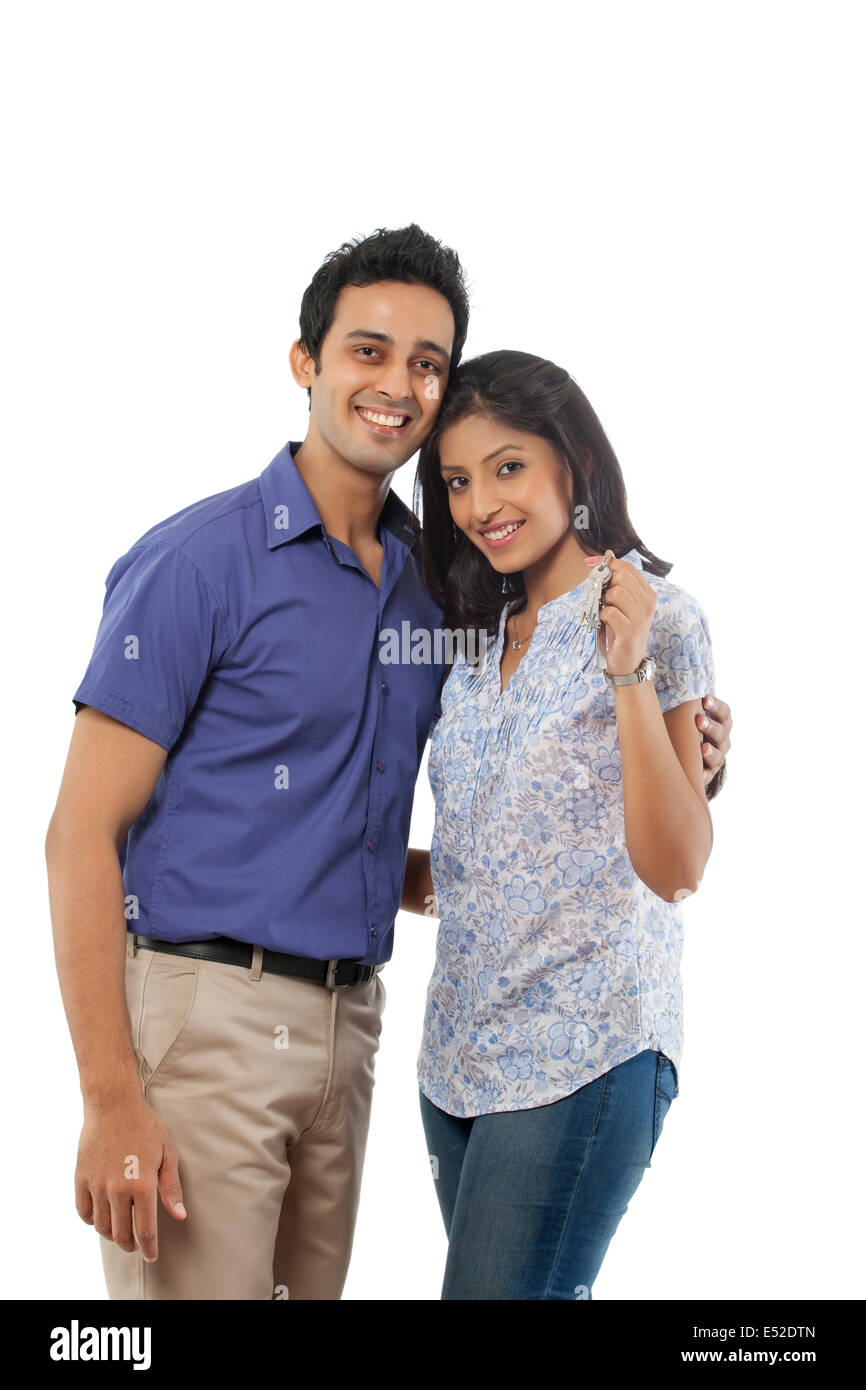 Portrait d'un couple avec des clés smiling Banque D'Images