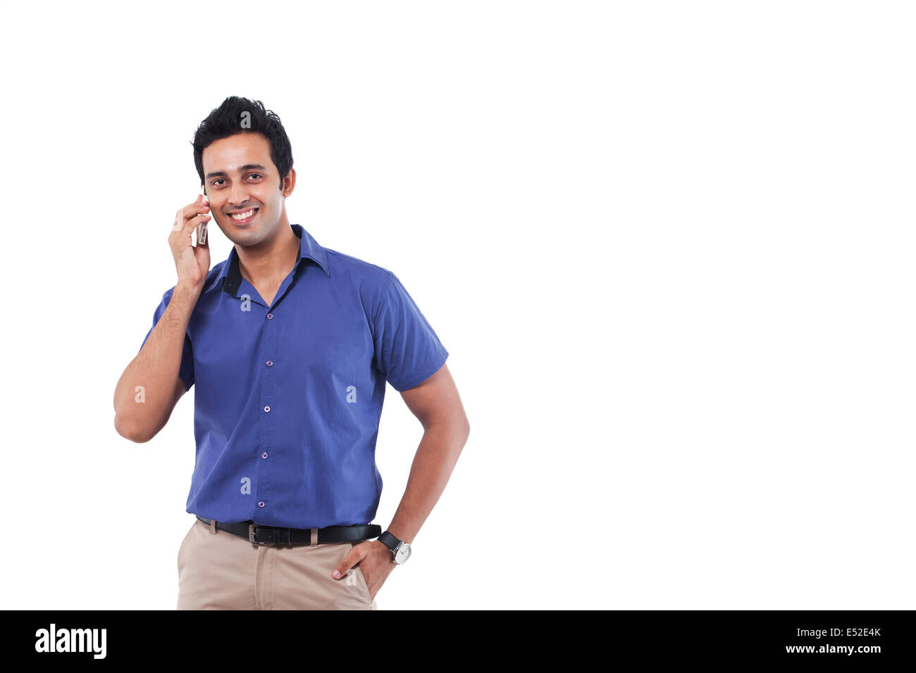 Portrait of a young man talking on a mobile phone Banque D'Images