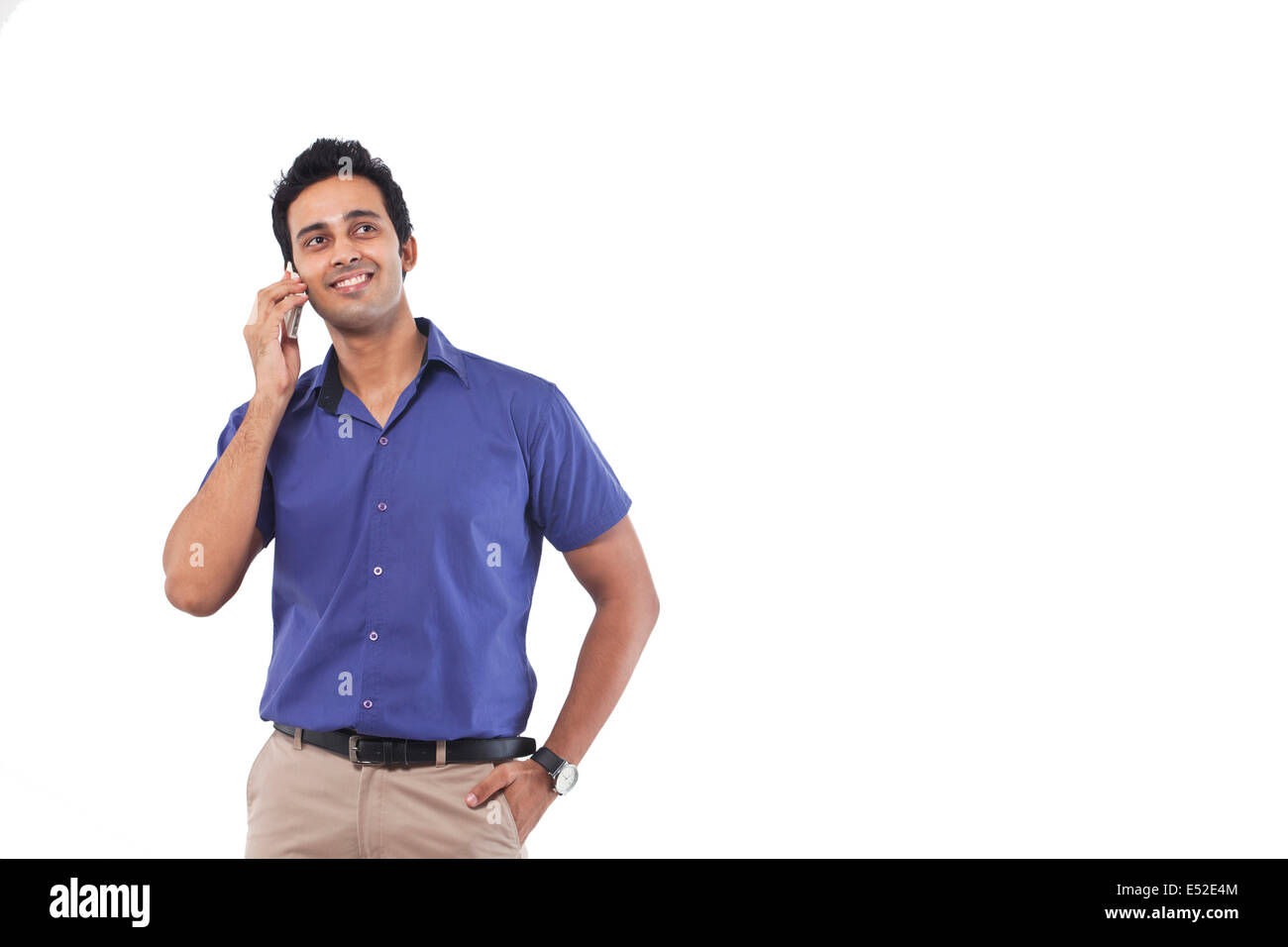 Young man talking on a mobile phone Banque D'Images