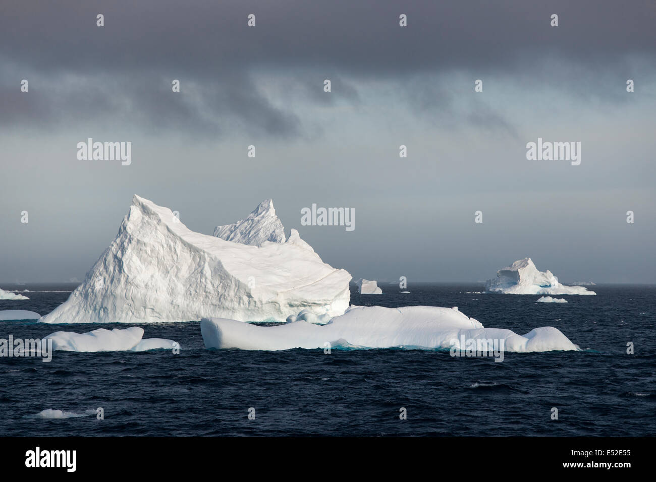 Les icebergs sur les eaux de l'océan Austral. Banque D'Images