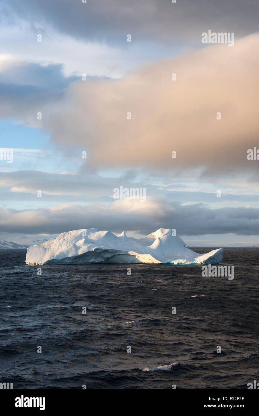 Un iceberg sur les eaux de l'océan Austral. Banque D'Images
